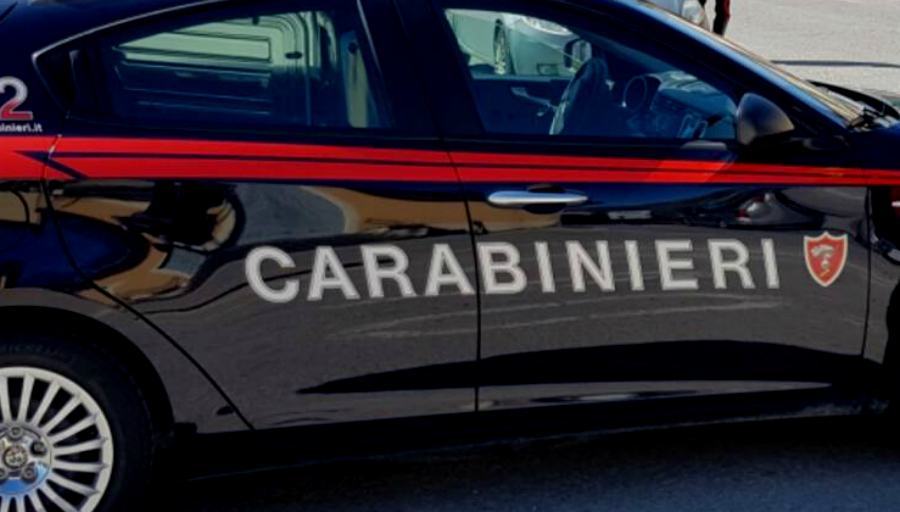 Sangineto, aggredisce due dipendenti comunali. Arrestato il responsabile 51 auto carabinieri 6