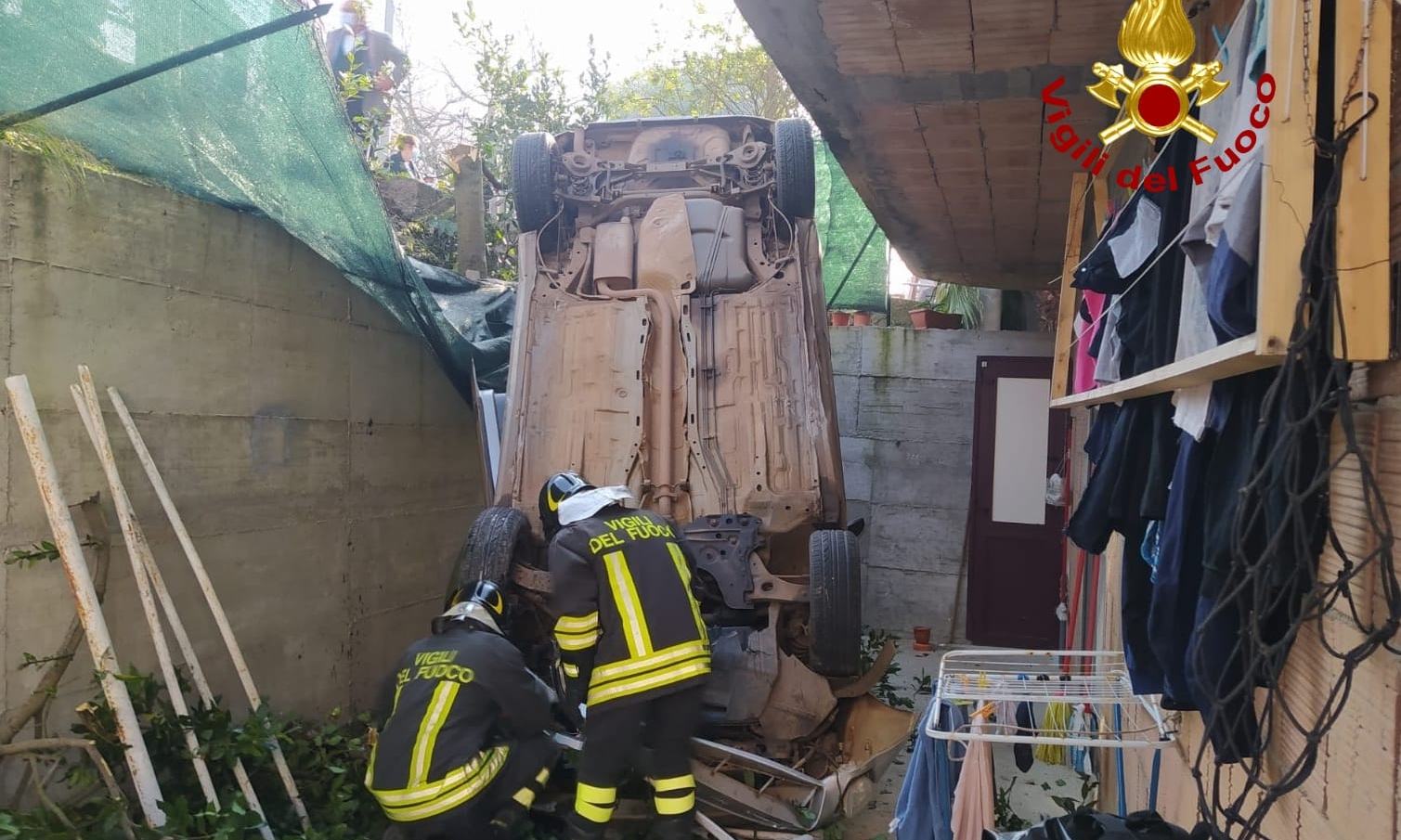 auto cortile maida vigili fuoco 02