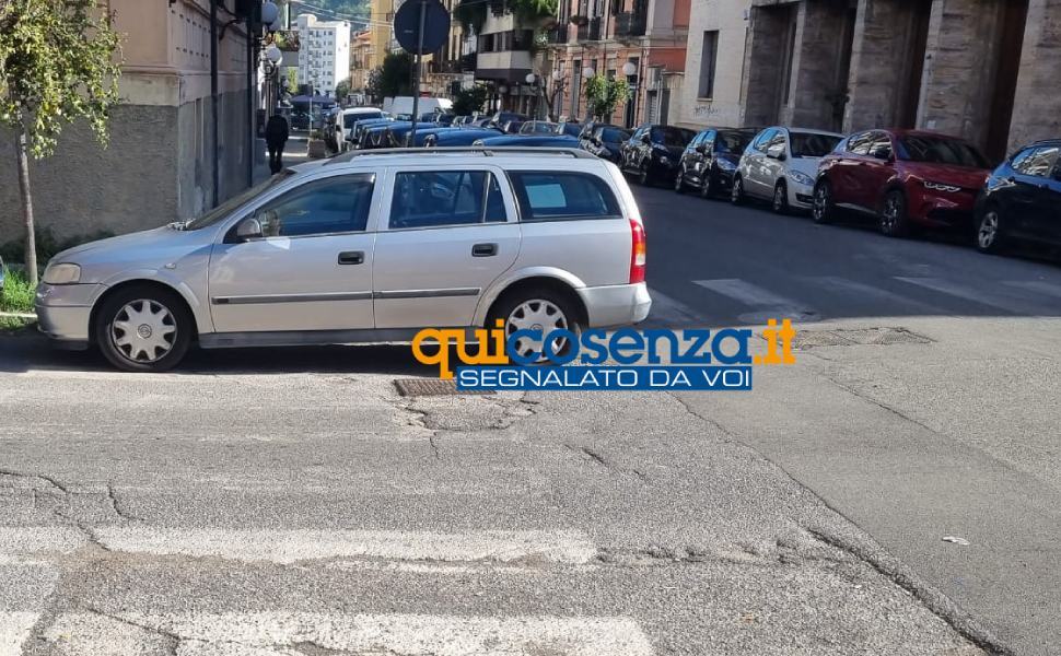 auto davanti allo scivolo disabili cosenza 02