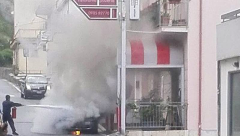 Auto va a fuoco a Belvedere Marittimo, tanta paura ma nessun danno 51 auto fiamme belvedere