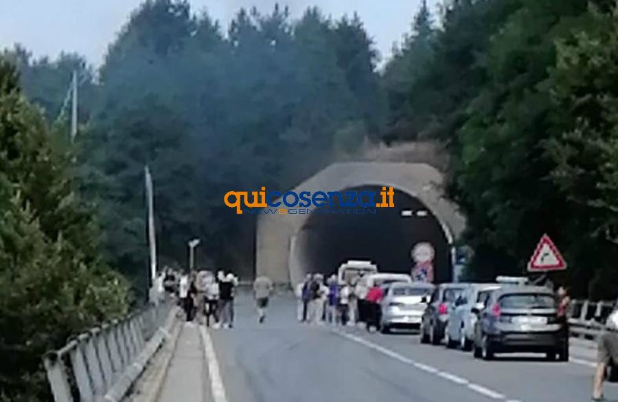 auto fiamme galleria moccone 01