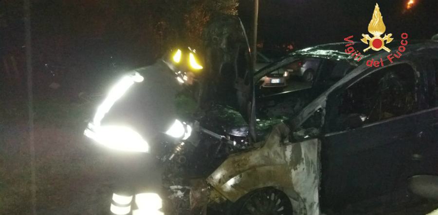 Auto in fiamme nella notte in un cortile privato, paura tra i condomini 53 auto fiamme lamezia 02 1