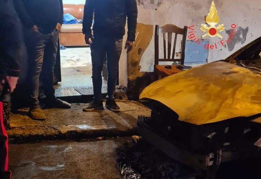 Auto in fiamme, donna incinta e compagno bloccati in casa e intossicati dal fumo 51 auto fiamme lamezia casa