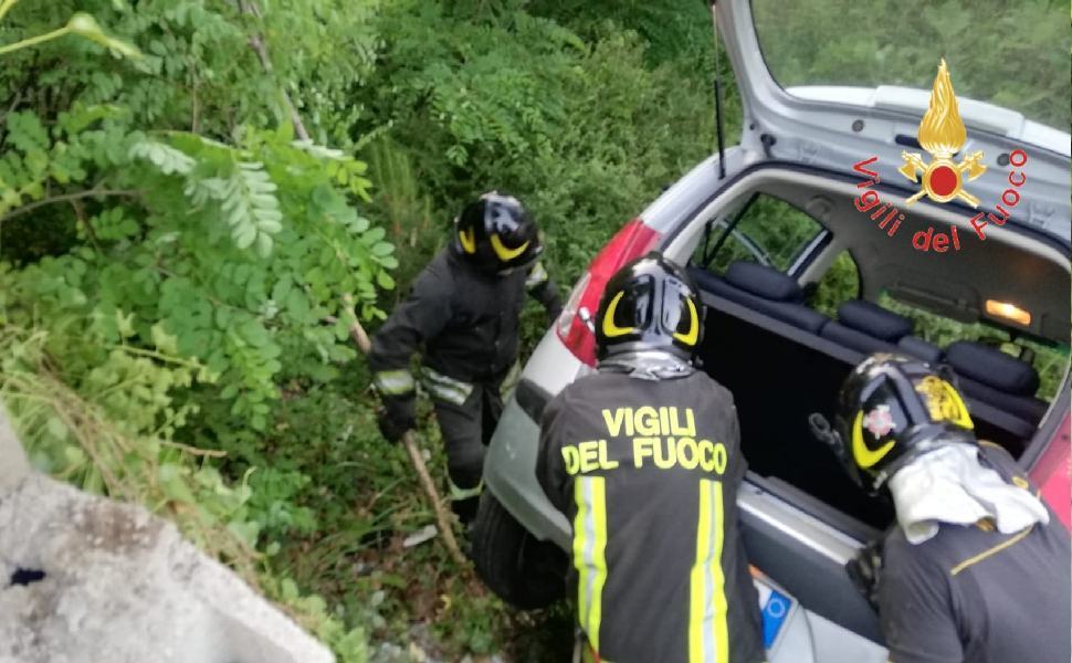 auto finisce dirupo1