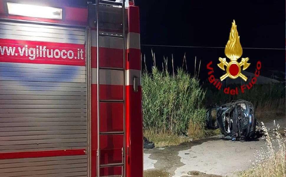 Auto si ribalta e finisce fuori strada sulla Statale 106, due feriti 51 auto fuori strada 106 2