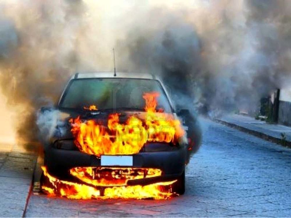 auto in fiamme 2 1