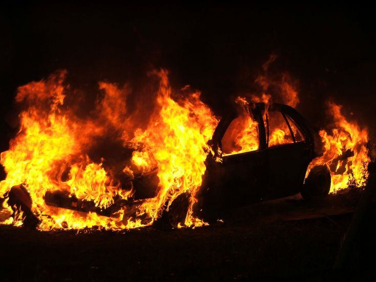 Auto di un carabiniere in fiamme 51 auto in fiamme 4