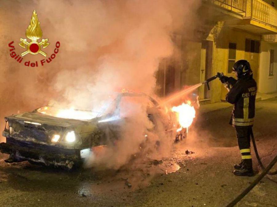 auto in fiamme 5