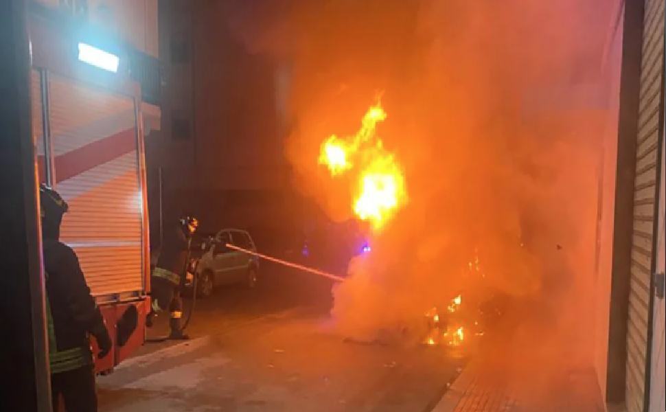 auto in fiamme a schiavonea
