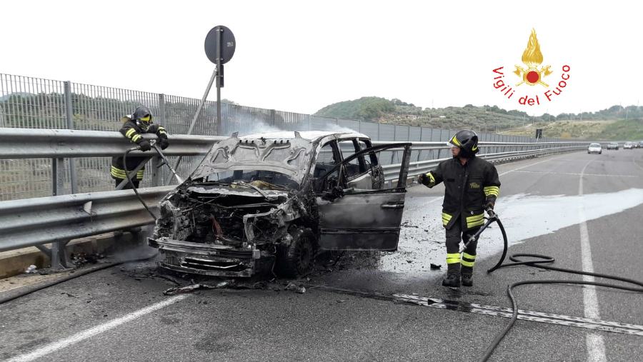 Auto prende fuoco mentre transita sulla Provinciale, in salvo il conducente 53 auto in fiamme trasversale serre