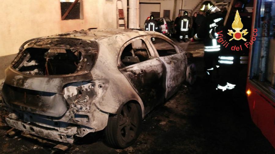 auto incendiata 01