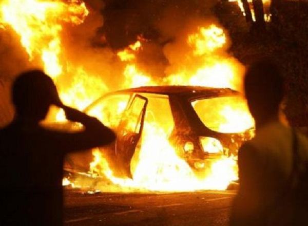 Notte di intimidazioni a Vibo Valentia, in fiamme automobili, furgone ed escavatori 51 auto incendiata1