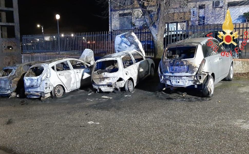 Vanno a fuoco 4 autovetture: si ipotizza origine dolosa 51 auto incendiate cz