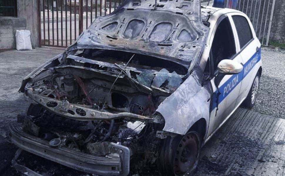 auto polizia municipale san giorgio morgeto incendiata
