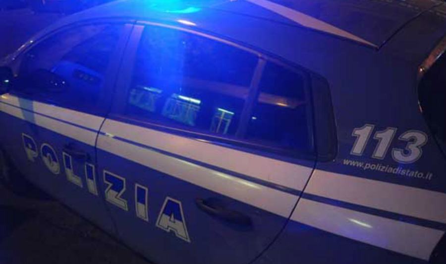 Serata danzante in un lido con assembramenti, 5 giorni di chiusura 51 auto polizia notte