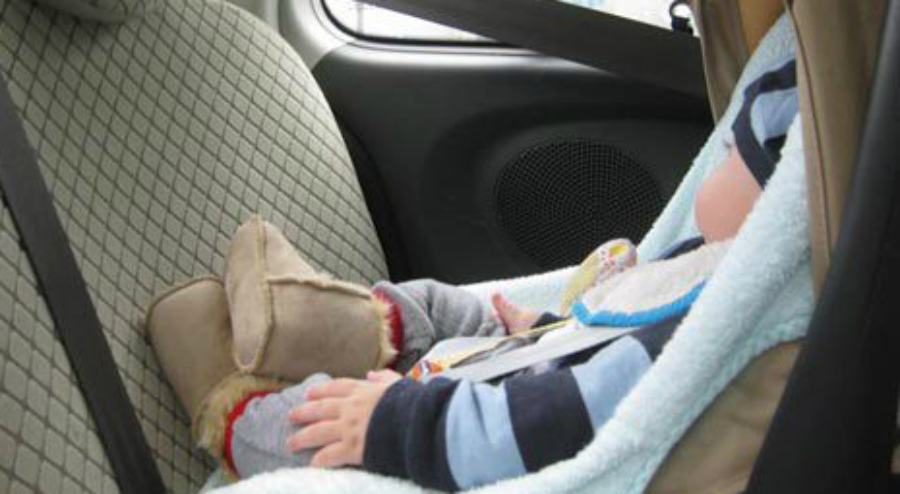 Non sistemano i bimbi in auto nei seggiolini, elevate 40 multe 51 auto seggiolini