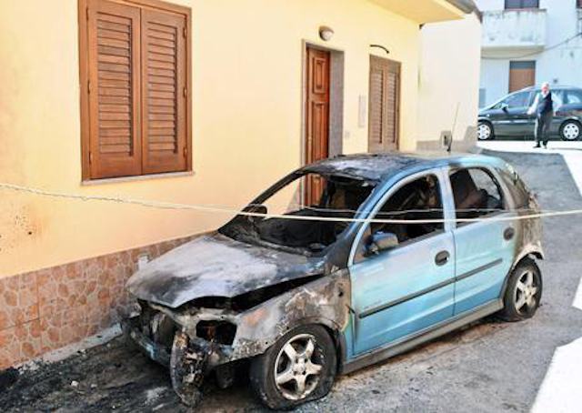 Sale il numero delle intimidazioni agli amministratori locali, incendiata l'auto al sindaco di Isca sullo Jonio 53 auto sindaco isca