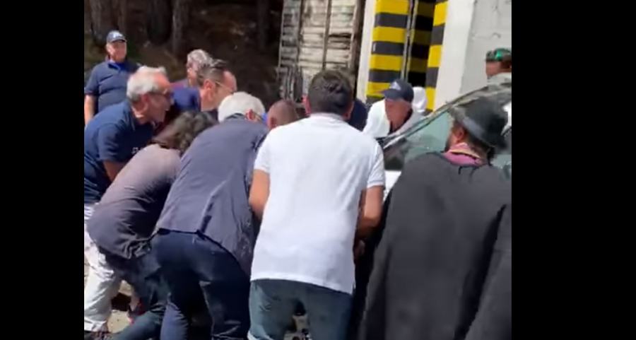 auto treno sila spostata spalla video