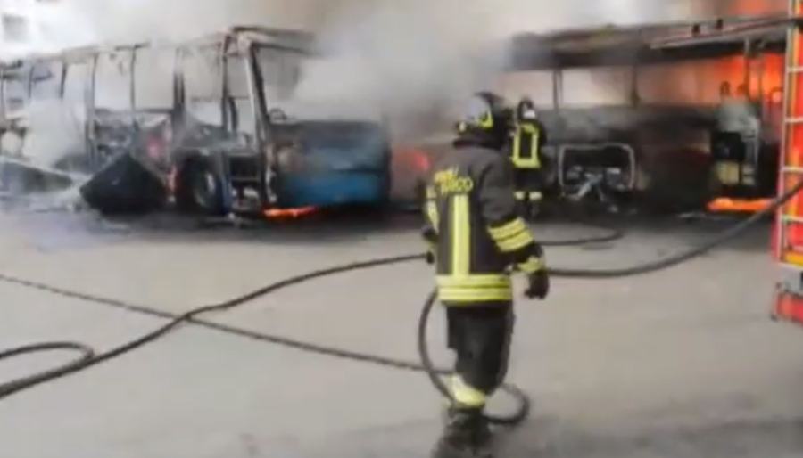 autobus fiamme
