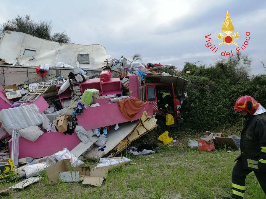 autocarro abbigliamento 1 si ribalta