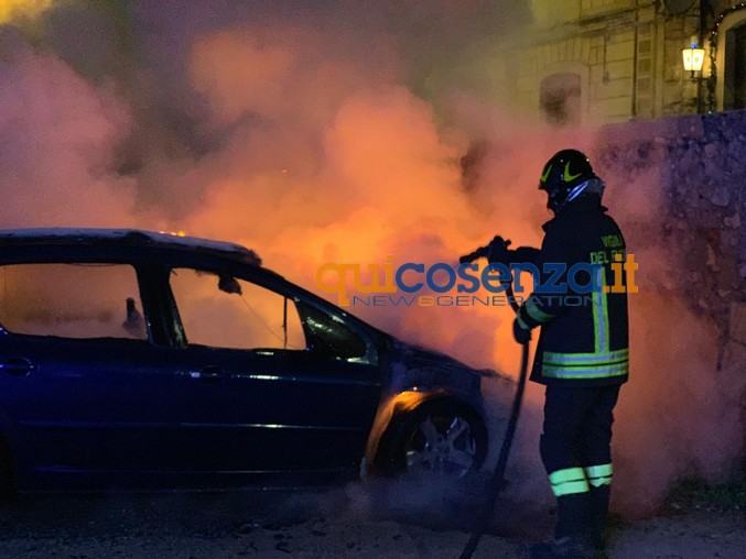Cosenza, incendiata auto nella notte (Foto) 62 autocasali36