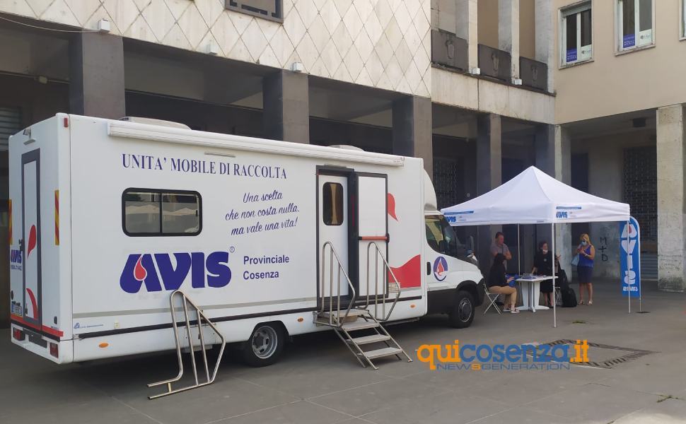 L'Avis in piazza dei Bruzi per la "giornata mondiale del donatore di sangue" 1 avis cosenza 14 giugno