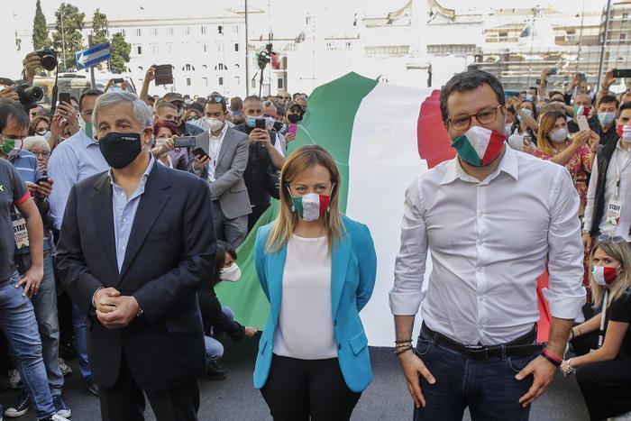 Fratelli d'Italia in oltre 20 piazze calabresi chiede di tornare al voto: "Governo a casa" 51 b0e7d7b5c76bf363e4af5d3796c3698f 1