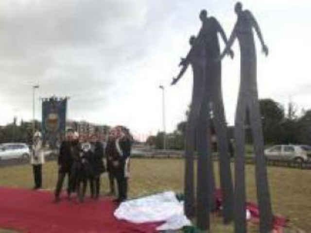 Monumento per Cosmai. Un lettore cosentino: "macabro e inquietante" 51 b107dd3decbe32896bc16f8462448622