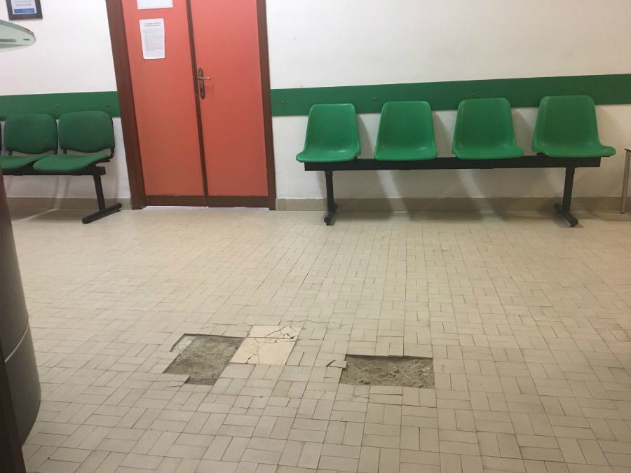 Ospedale Cetraro, cade paziente sul pavimento rotto 62 b1975bb7 cf82 4445 b6ce 3922797f4925
