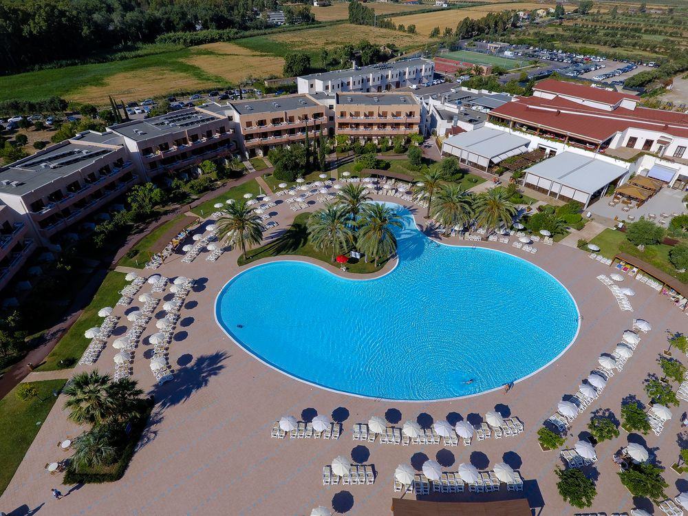 Bimba di quattro anni perde conoscenza in piscina, il bagnino la salva 51 ba04a99e z