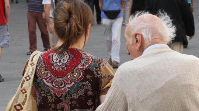 Badante ruba il portafoglio al datore di lavoro insieme ad un amico 51 badante