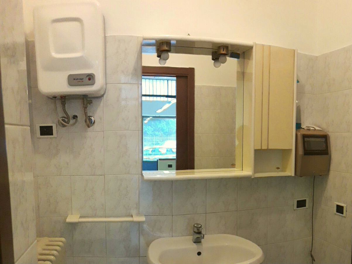 Cocaina nella specchiera del bagno in casa del figlio del boss ai domiciliari 51 bagno negozio