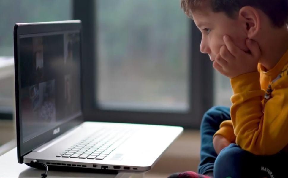 La guerra e i bambini: come parlarne ai più piccoli 1 bambino al pc