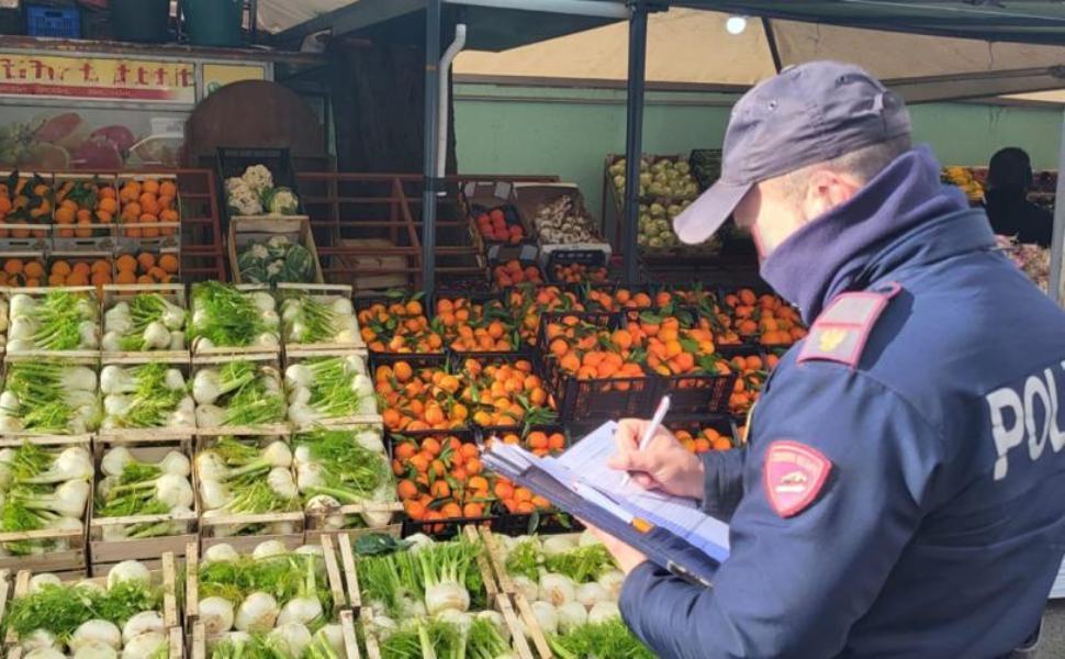 banchi di frutta polizia munizioni 01 1