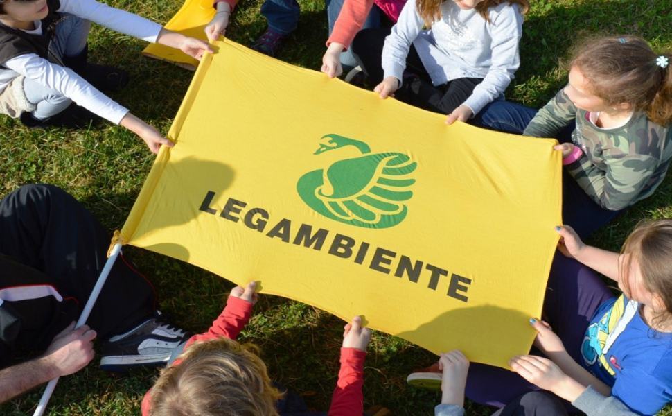 "Gli amici del Pianeta", al via le iscrizioni per il campo estivo di Legambiente 51 bandiera legambiente bambini