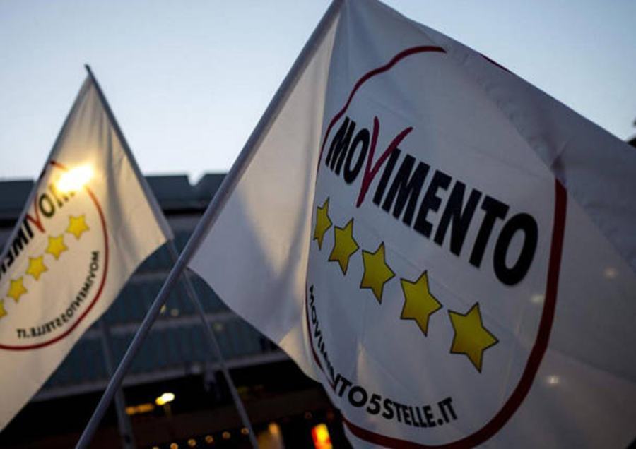 Grillini espulsi dal M5S, nasce il gruppo dei 'ribelli'. C'è anche Sapia 51 bandiere movimento cinque stelle