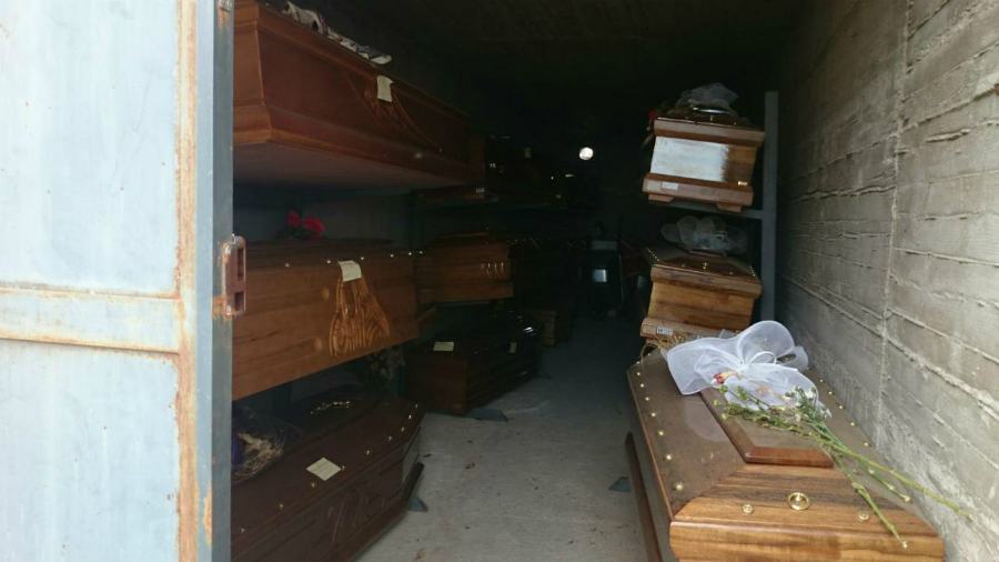 Cimitero, Miceli (M5S): «A Rende è vietato morire» (Foto) 51 bare accatastate giugno 2018 5