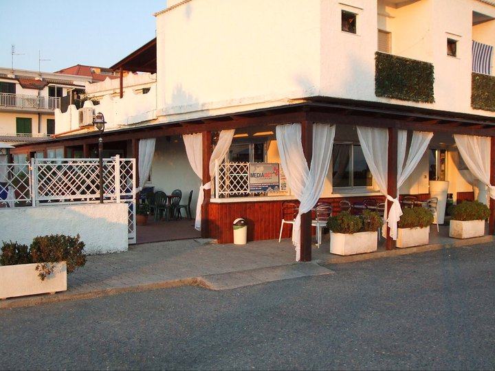 Spari tra la folla a Gizzeria, ferite due persone nei pressi di una gelateria 197 baresternoangolo 1