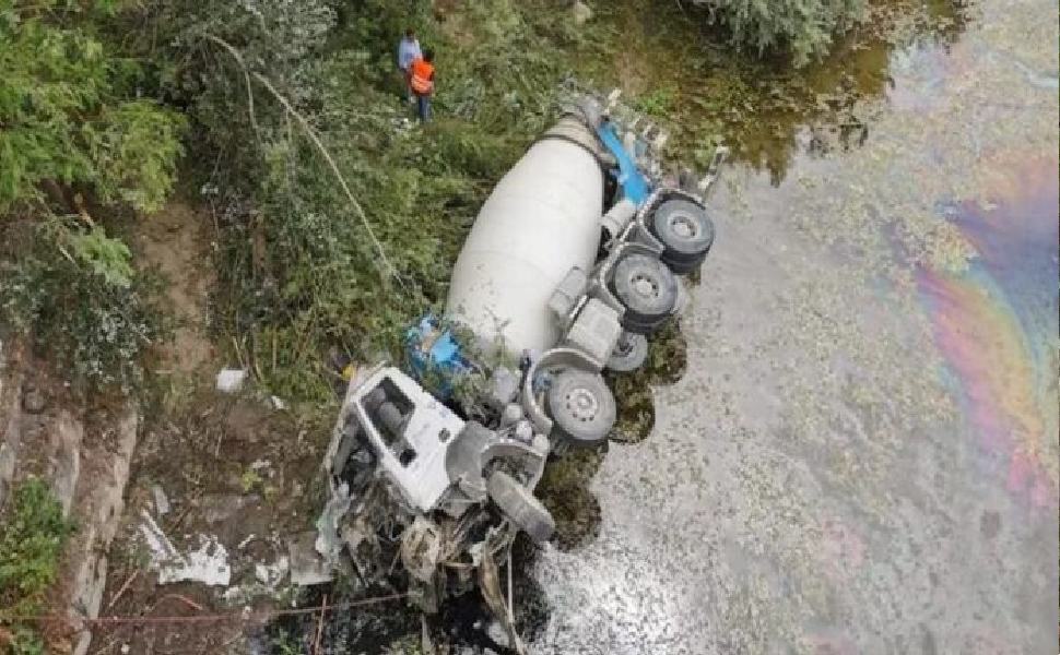 betoniera vola giu dal ponte muore autista Calabria 696x392 1