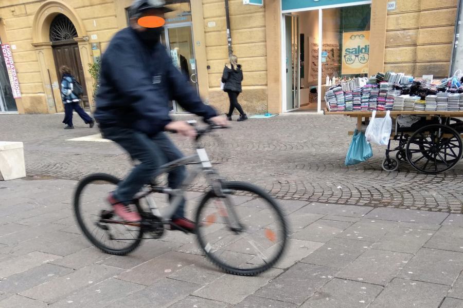 "Corso Mazzini preso d'assalto da bici e monopattini. Dove sono i controlli?" 58 bici corso mazzini 1