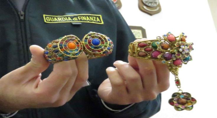 Orecchini e braccialetti 'pericolosi' sotto sequestro 51 bigiotteria
