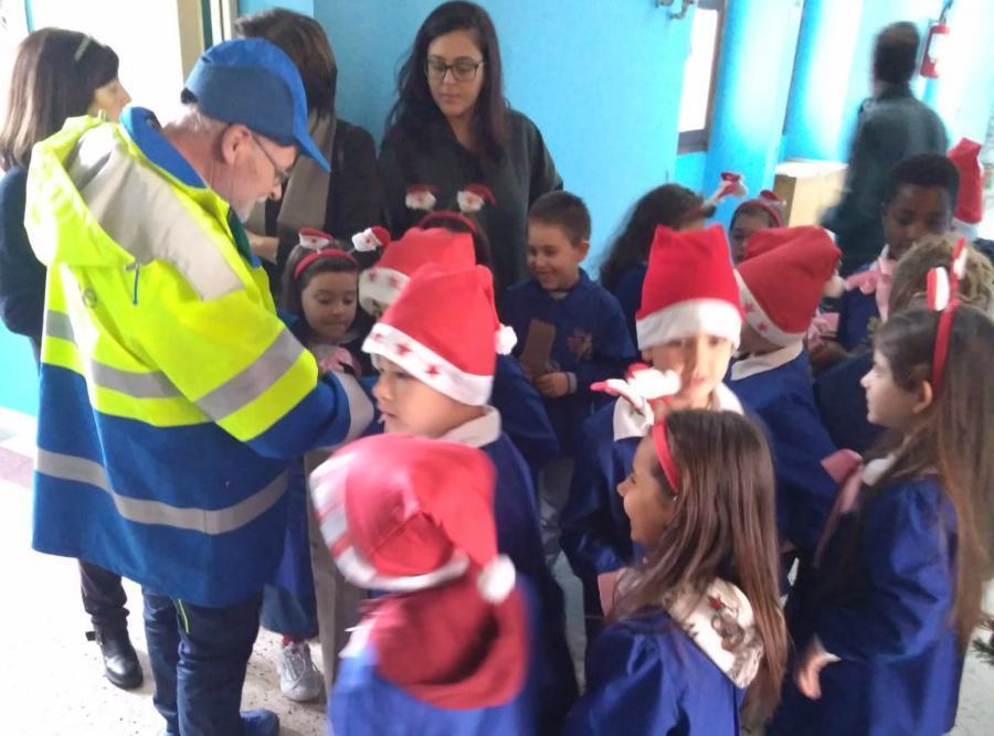 Gli alunni dello Spirito Santo e di via Milelli consegnano le loro letterine di Babbo Natale 53 bimbi posta