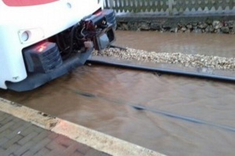 Bomba d'acqua a Reggio Calabria, allagata ferrovia 51 binari allagati