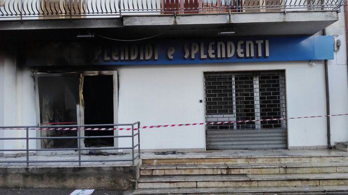 Negozio pronto all'inaugurazione distrutto dall'esplosione di un ordigno 51 bomba splendidi
