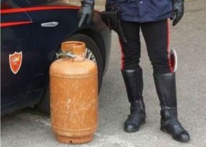 Litiga con i vicini e gli scaraventa una bombola contro la porta 74 bombola 1