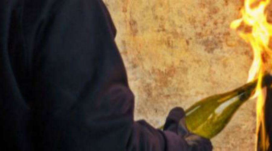 Atto intimidatorio al consultorio diocesano di Reggio: bottiglia incendiaria al portone d'ingresso 51 bottiglia incendiaria
