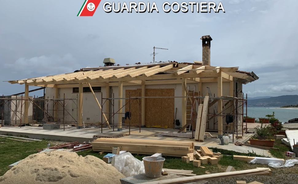 Lavori senza autorizzazione in un'area a rischio erosione, una denuncia 51 briatico sequestro guardia costiera