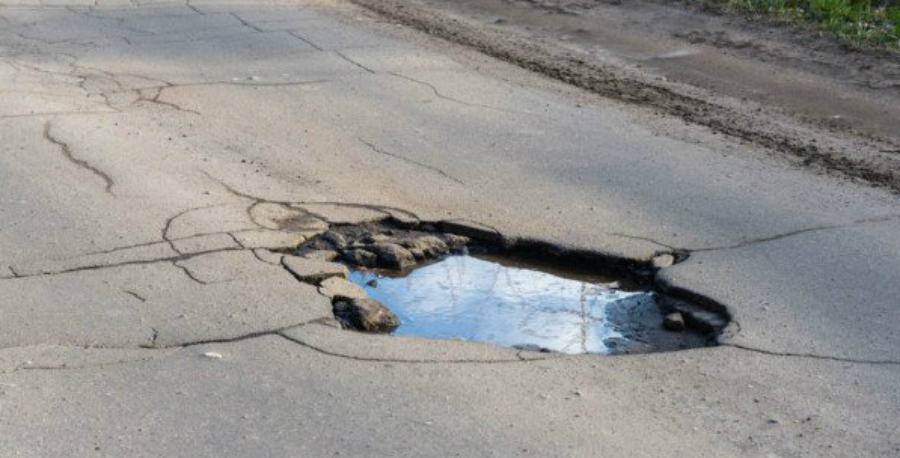 Mendicino, il sindaco annuncia: "aggiudicata la gara per sistemare le strade" 51 buca strada 1