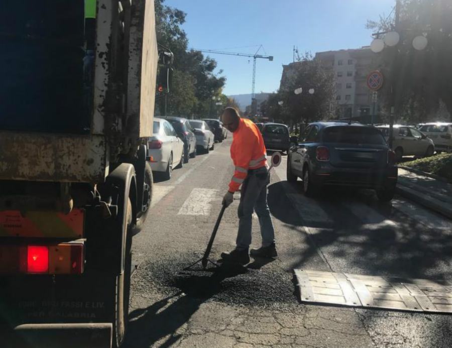 A Rende si lavora per riparare le buche, a breve avvio recupero periferie 52 buche rende riparazione 1