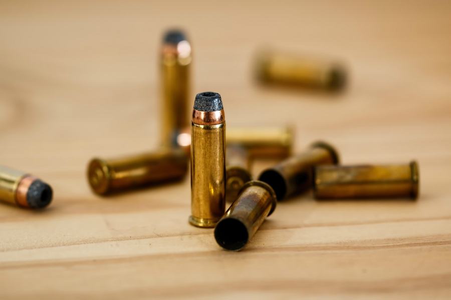 Fiori e proiettili sul parabrezza, due denunce per truffa aggravata 51 bullet 408636 1280